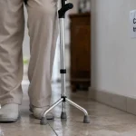 Canne à 3 pieds matériel médical : stabilité, embouts antidérapants en intérieur