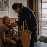Accompagnement personne agée pour sorties et courses en sécurité