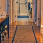 Prévenir chutes domicile : passage dégagé et tapis bien fixé